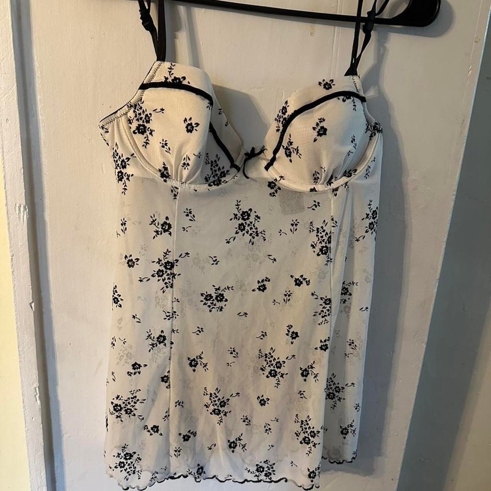 Gilligan & O'Malley white floral slip dress with built in bra. Size M